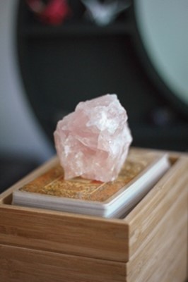 rose quartz crystal with cards