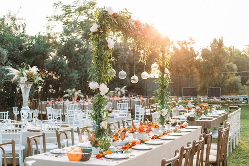 ALT Text: Easy wedding decorations for outdoor weddings